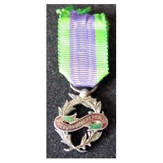 Cette médaille miniature civile de l'encouragement public est en argent