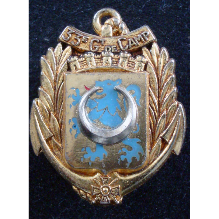 Insigne du 33° Groupement de Camp. Fabrication DELSART G. 2124 33° GC