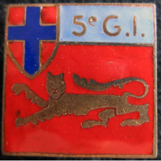 5° GI : Insigne métallique de la 5° groupement d’infanterie de fabrication poinçon Arthus Bertrand en émail