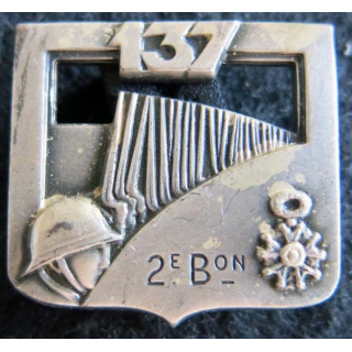 137° RI : Insigne métallique du 137° régiment d'infanterie 2° bataillon de fabrication Arthus Bertrant Paris dos lisse