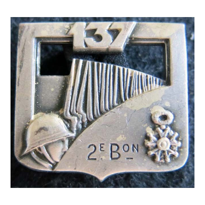 137° RI : Insigne métallique du 137° régiment d'infanterie 2° bataillon de fabrication Arthus Bertrant Paris dos lisse
