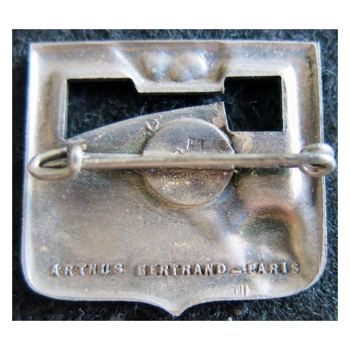 137° RI : Insigne métallique du 137° régiment d'infanterie 2° bataillon de fabrication Arthus Bertrant Paris dos lisse