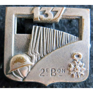 137° RI : Insigne métallique du 137° régiment d'infanterie 2° bataillon fabrication Arthus Bertrant Paris épingle non conforme