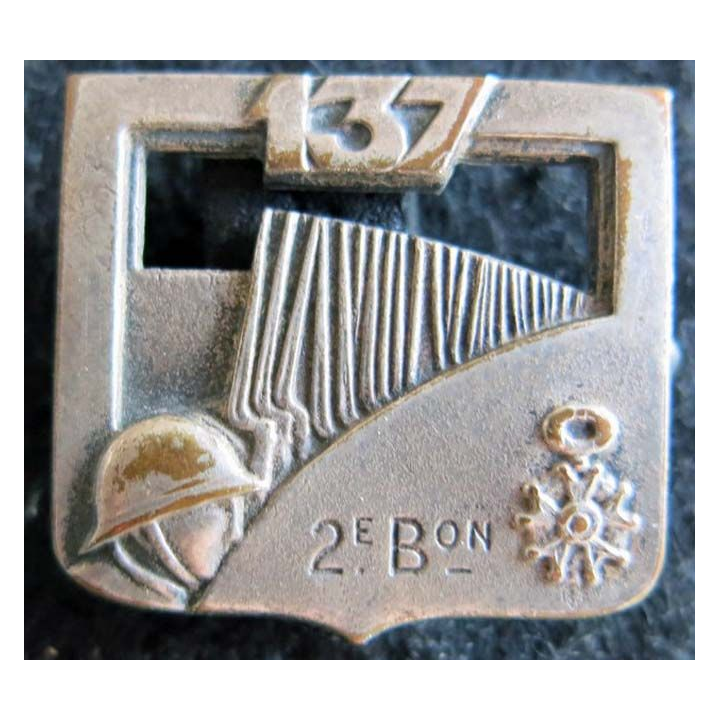 137° RI : Insigne métallique du 137° régiment d'infanterie 2° bataillon fabrication Arthus Bertrant Paris épingle non conforme
