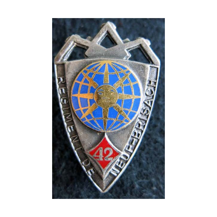 42° RI : Insigne métallique du 42° régiment d'infanterie de fabrication Drago Paris dos guilloché