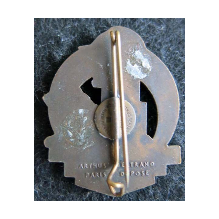 24° RI : insigne métallique du 24° régiment d''infanterie de fabrication Arthus Bertrand Paris déposé