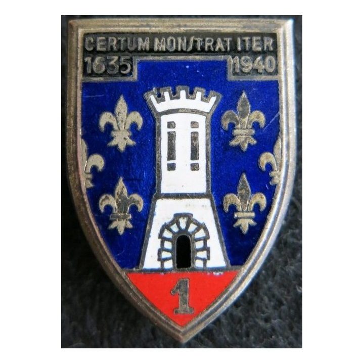 1° RC : insigne métallique du 1° régiment de cuirassiers de fabrication Drago Paris en émail