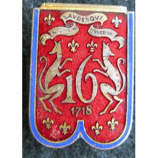 16° RD : insigne métallique du 16° régiment de dragons de fabrication Drago Paris en émail