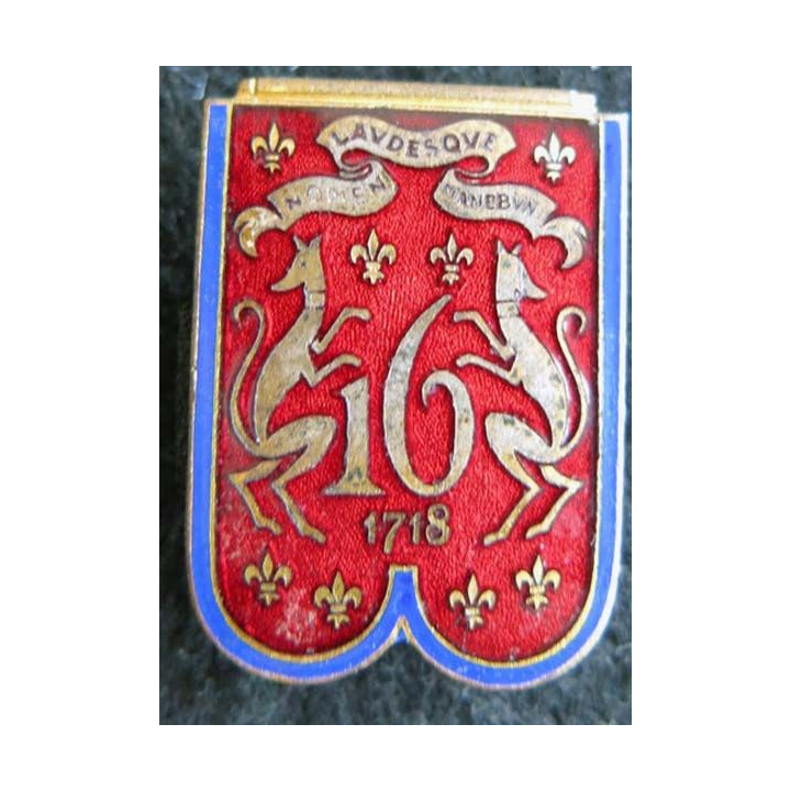 16° RD : insigne métallique du 16° régiment de dragons de fabrication Drago Paris en émail