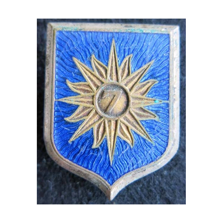 7° RC : insigne métallique du 7° régiment de cuirassiers de fabrication Drago Paris G. 885 en émail