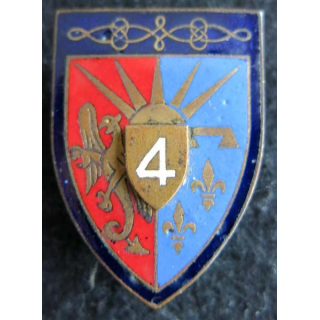 4° RH : insigne métallique du 4° régiment de hussards de fabrication Drago Paris en émail
