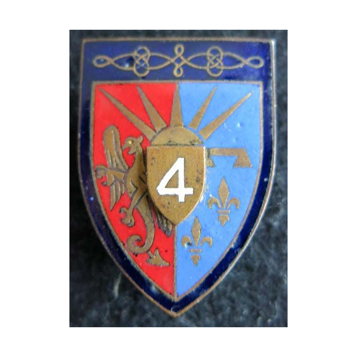 4° RH : insigne métallique du 4° régiment de hussards de fabrication Drago Paris en émail