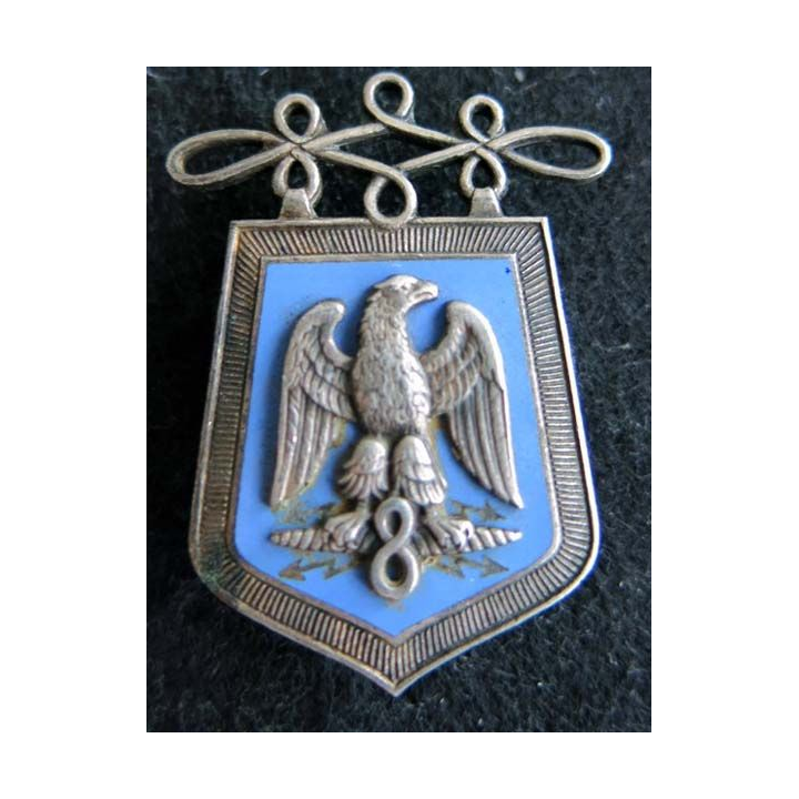 8° RH : insigne métallique du 8° régiment de hussards de fabrication Drago Olivier Métra G. 865 en émail
