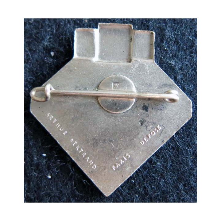 11° DI : Insigne métallique de la 11° division d’infanterie "division de fer" 1939-1940 Arthus Bertrand Paris Déposé en émail