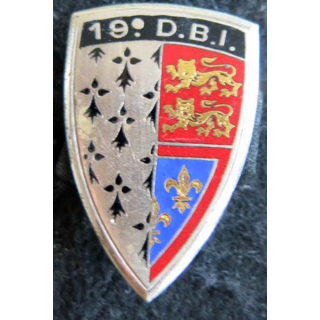 19° DBI : insigne métallique de la 19° demi-brigade d’infanterie de fabrication Drago Paris G. 1033 en émail
