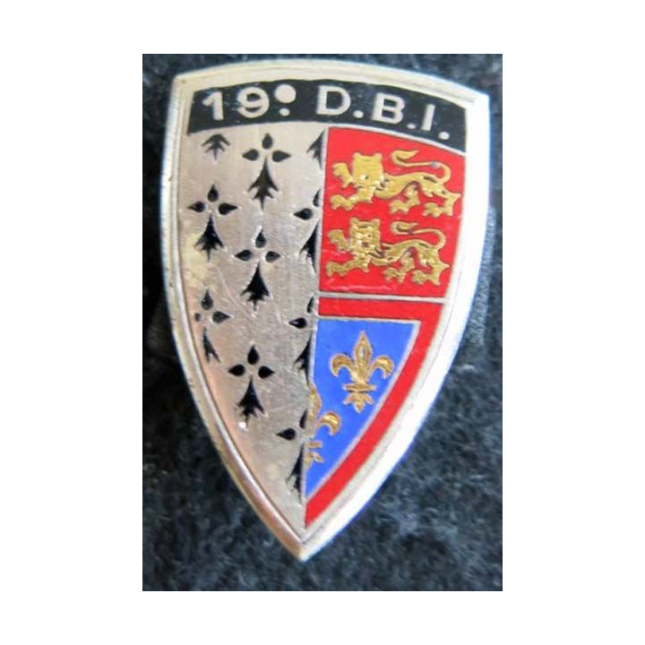 19° DBI : insigne métallique de la 19° demi-brigade d’infanterie de fabrication Drago Paris G. 1033 en émail