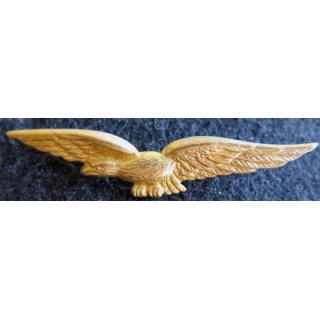 AIR : insigne de calot de l’armée de l’Air charognard en métal doré embouti avec pattes de fixation