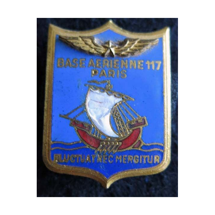 BA 117 : insigne métallique de la base aérienne 117 de Paris Drago Paris éclat d'émail