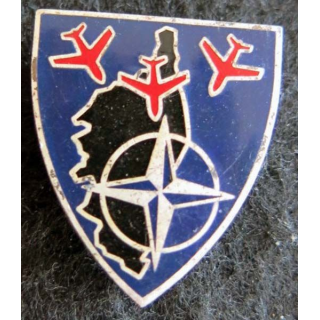 BA 126 : insigne métallique de la base aérienne 126 de Solenzara en Corse de fabrication Drago A. 869 en émail