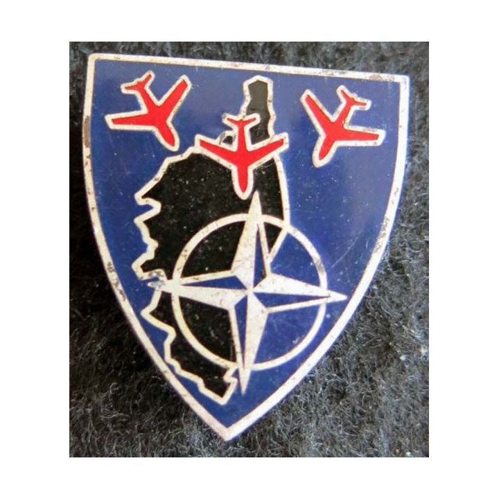 BA 126 : insigne métallique de la base aérienne 126 de Solenzara en Corse de fabrication Drago A. 869 en émail