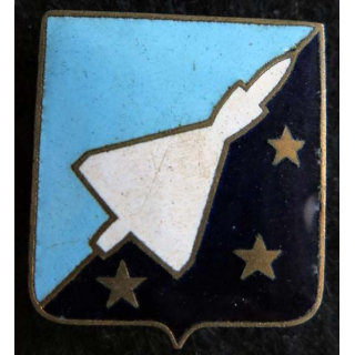 BA 132 : Insigne métallique de la base aérienne 132 de Colmar de fabrication Drago Paris A. 888 dos guilloché doré émail