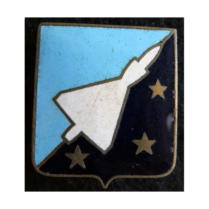 BA 132 : Insigne métallique de la base aérienne 132 de Colmar de fabrication Drago Paris A. 888 dos guilloché doré émail