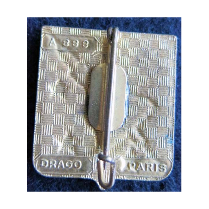 BA 132 : Insigne métallique de la base aérienne 132 de Colmar de fabrication Drago Paris A. 888 dos guilloché doré émail