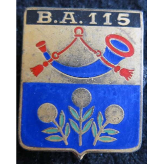 BA 115 : insigne métallique de la base aérienne 115 d'Orange de fabrication Drago Paris A. 640 dos guilloché en émail