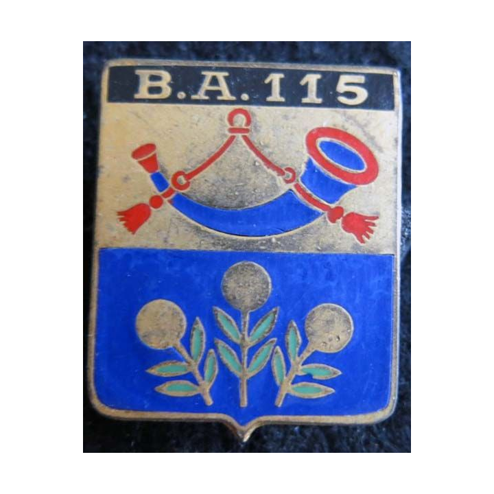 BA 115 : insigne métallique de la base aérienne 115 d'Orange de fabrication Drago Paris A. 640 dos guilloché en émail