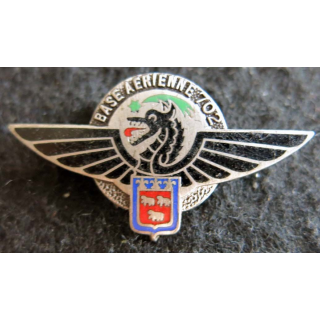 BA 702 : insigne métallique de la base aérienne 702 d'Avord de fabrication Drago Paris en émail dos guilloché argenté