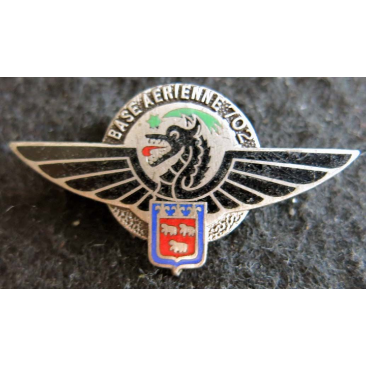 BA 702 : insigne métallique de la base aérienne 702 d'Avord de fabrication Drago Paris en émail dos guilloché argenté