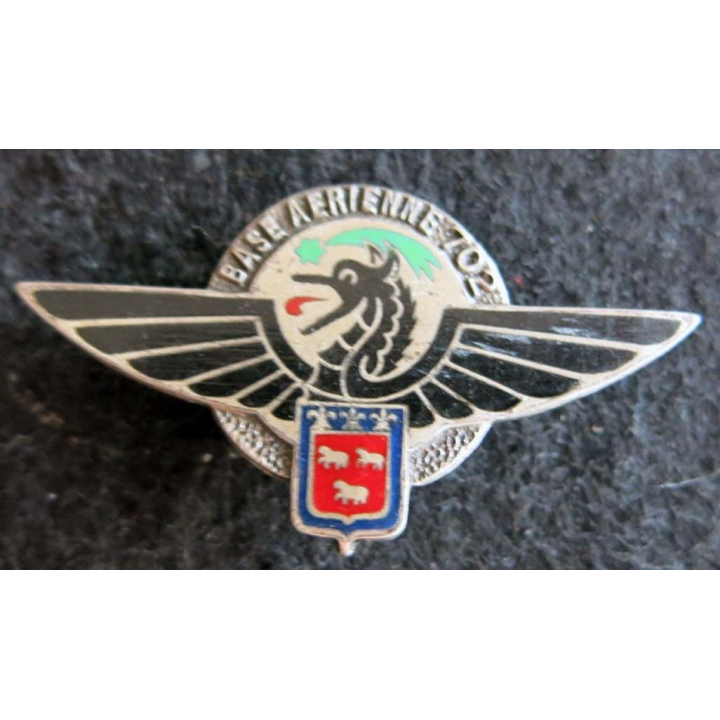 BA 702 : insigne métallique de la base aérienne 702 d'Avord de fabrication Drago Paris en émail dos guilloché argenté