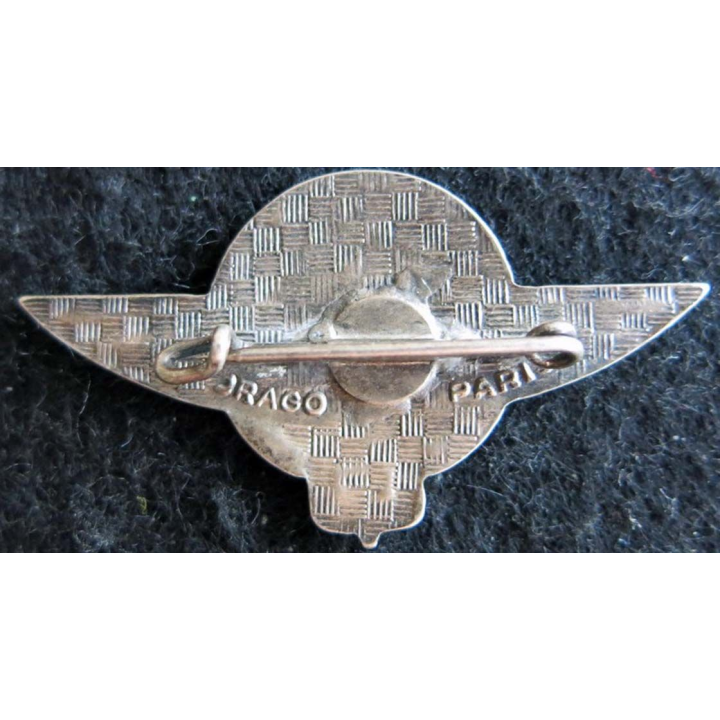 BA 702 : insigne métallique de la base aérienne 702 d'Avord de fabrication Drago Paris en émail dos guilloché argenté