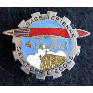 BA 272 : insigne métallique de la base aérienne 272 de Saint Cyr l'Ecole de fabrication Drago A. 895 en émail