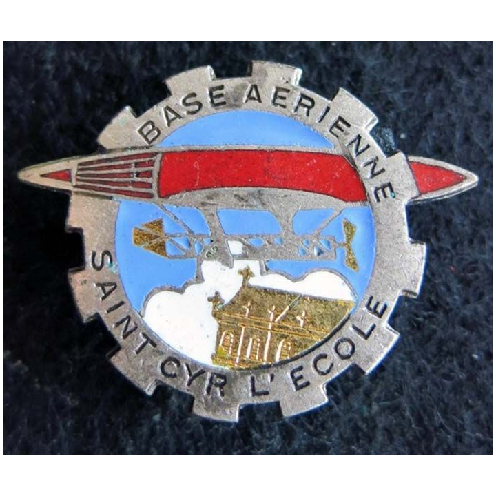 BA 272 : insigne métallique de la base aérienne 272 de Saint Cyr l'Ecole de fabrication Drago A. 895 en émail