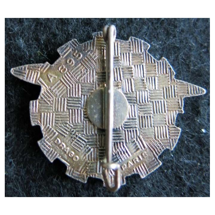 BA 272 : insigne métallique de la base aérienne 272 de Saint Cyr l'Ecole de fabrication Drago A. 895 en émail