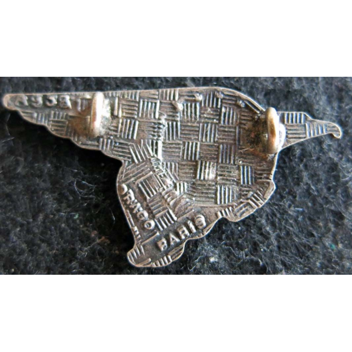 BA 107 : insigne métallique de la base aérienne 107 Villacoublay de fabrication Drago Paris A. 938 en émail