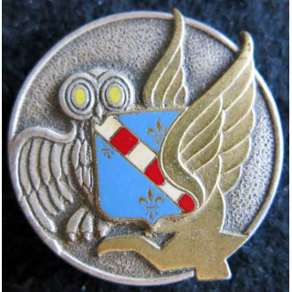 BA 105 : insigne métallique de la base aérienne 105 d'Évreux de fabrication Drago A. 1002 en émail