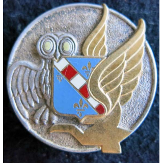 BA 105 : insigne métallique de la base aérienne 105 d'Évreux de fabrication Drago A. 1002 en émail