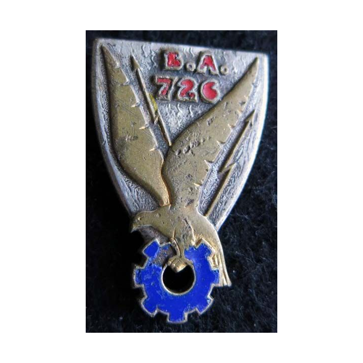 BE 726 : insigne métallique de la base école 726 de Nimes de fabrication Drago Paris A. 591 émail  épingle cassée.