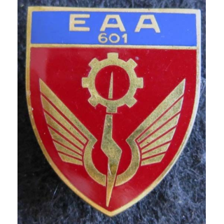 EAA 601 : insigne métallique de l'entrepôt de l'armée de l'air n° 601 Chateaudun  Drago A. 665 émail