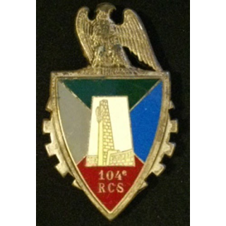 insigne métallique du 104° RCS de fabrication Fraisse G. 2752