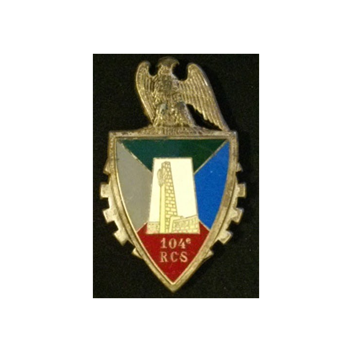insigne métallique du 104° RCS de fabrication Fraisse G. 2752