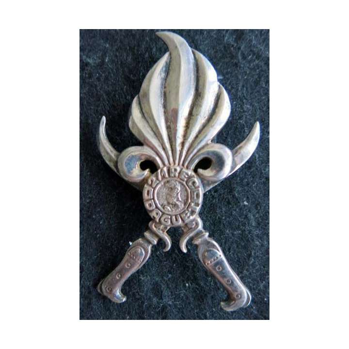 1° REC  : Insigne métallique du 2° escadron du 1° Régiment étranger de cavalerie DAGUET Th. Maitre argent