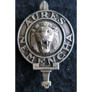 AURES NEMENCHA : insigne métallique de béret des troupes d'Aurès Némencha de fabrication Drago G.1337