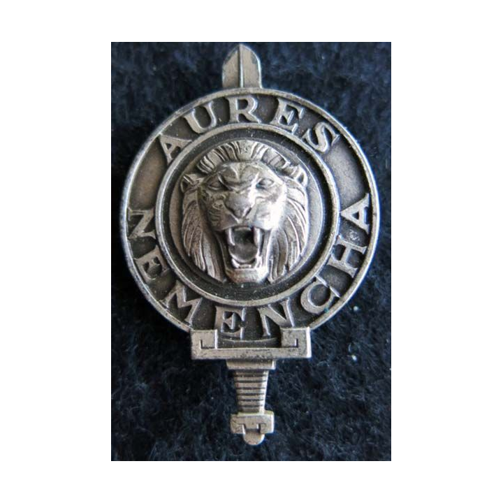 AURES NEMENCHA : insigne métallique de béret des troupes d'Aurès Némencha de fabrication Drago G.1337