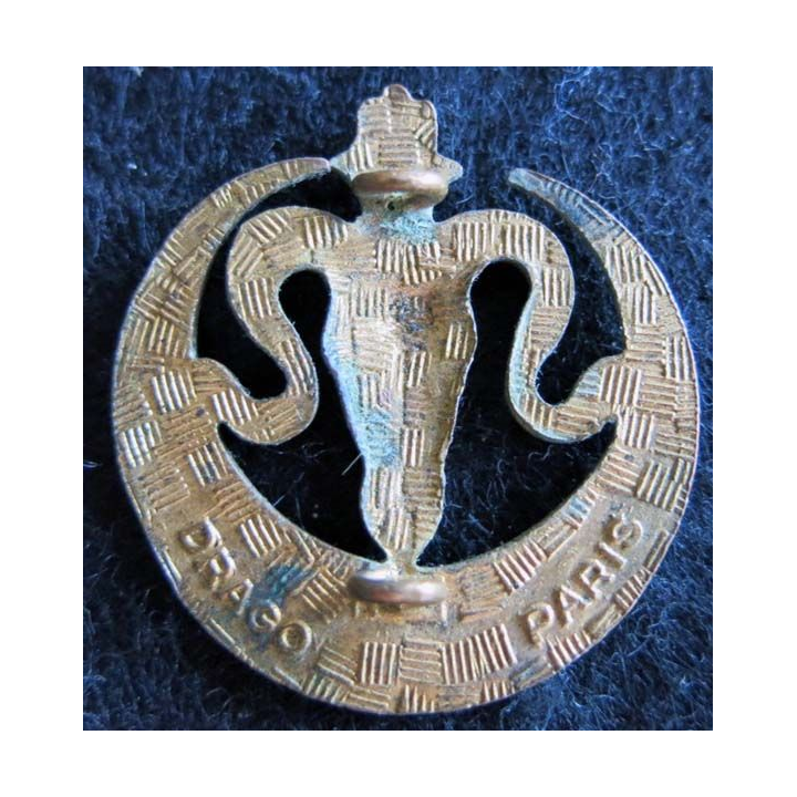 7° RTA : insigne métallique du 7° régiment de tirailleurs algériens type 3 RTA  Drago Paris éclat d'émail