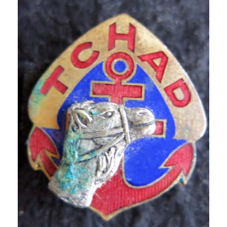 RMT : insigne métallique du régiment de marche du Tchad de fabrication Aremail Paris en émail