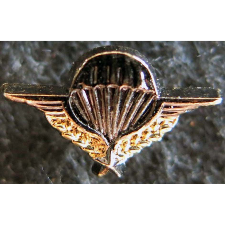 PARACHUTISTE : pin's représentant le brevet parachutiste militaire en réduction 18 x 10 mm de fabrication BMB Traditions