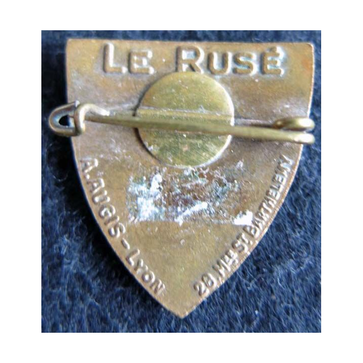LE RUSE : insigne métallique du patrouilleur Le Rusé de fabrication Augis Lyon en émail